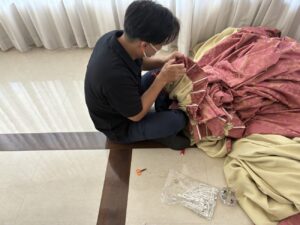カーテンを縫製して補修する内装修繕作業|岐阜市