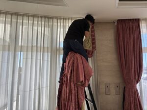 岐阜市の施設でカーテンレールのフックを交換する作業