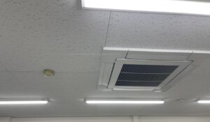 消防設備点検で確認した熱感知器周辺のエアコン吹出口