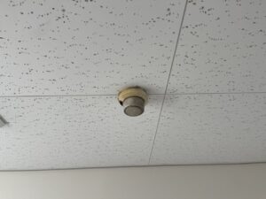 各務原市マンションの消防設備点検で確認した煙感知器
