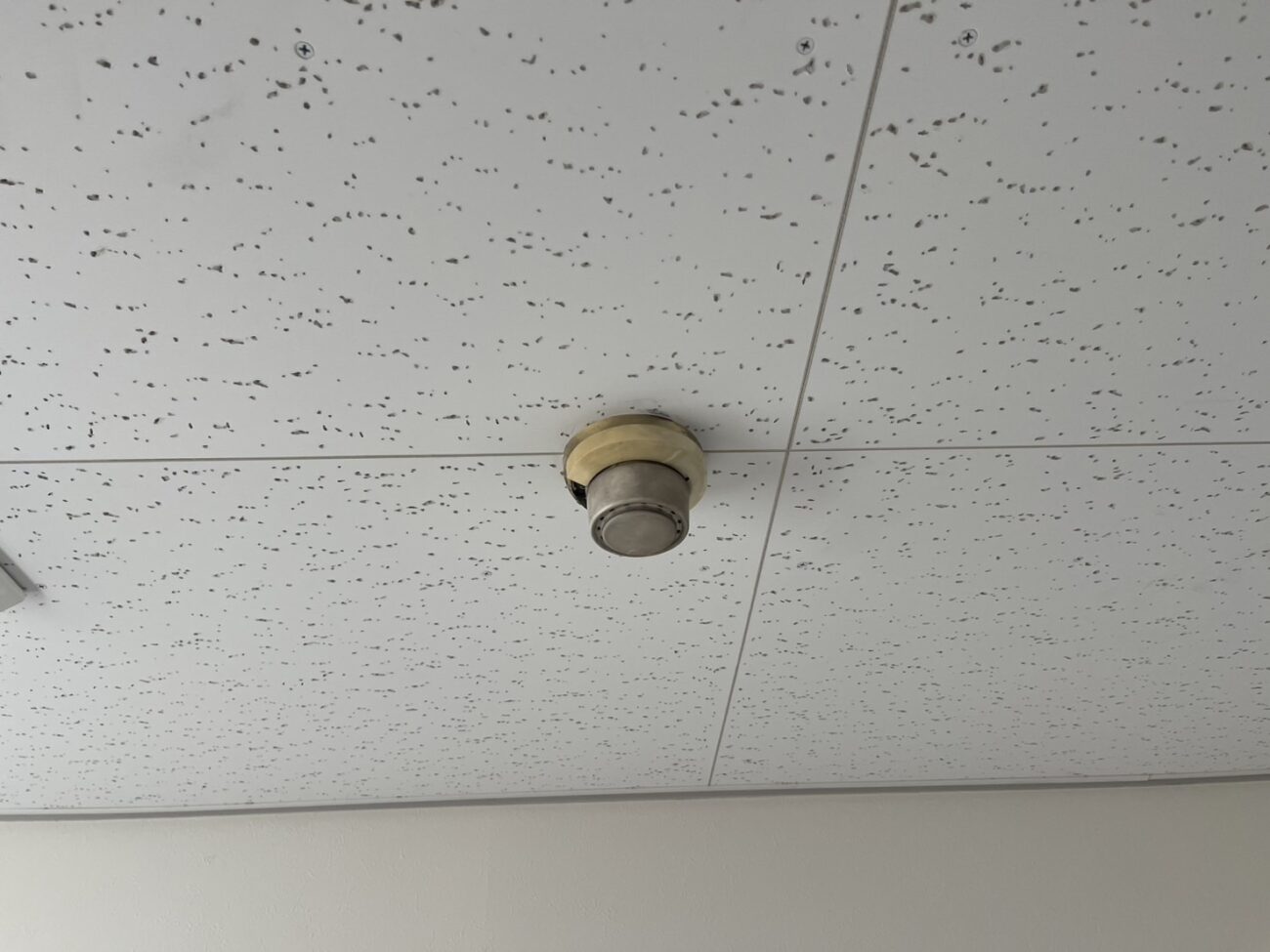 各務原市マンションの消防設備点検で確認した煙感知器